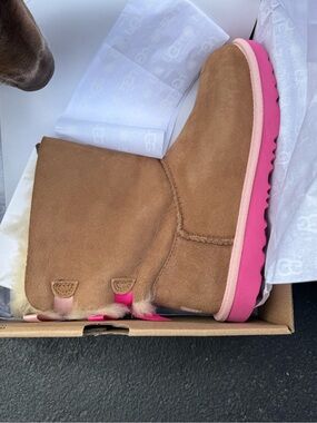 BRAND NEW UGG big girl brown boots with pink bows